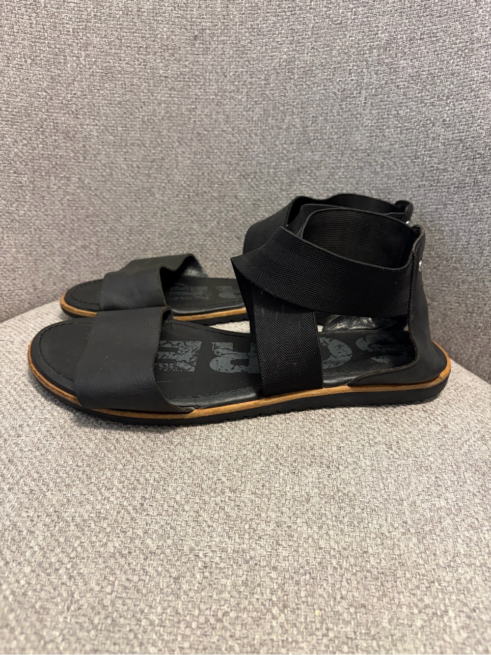 SOREL - women’s size 8 Ella Criss Cross Flat Sandals in black.